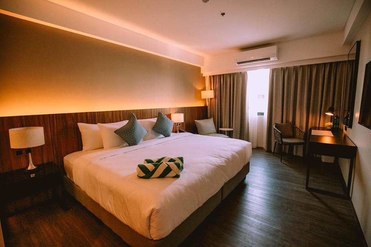 The Maximilian Hotel Cauayan City  Exterior foto